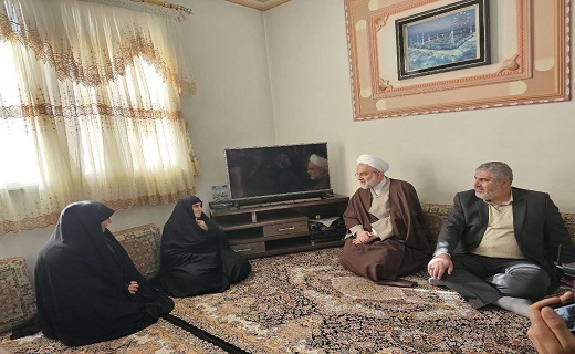 دیدار نماینده ولی فقیه در کردستان با هنرمندان و خانواده شهدا در مریوان