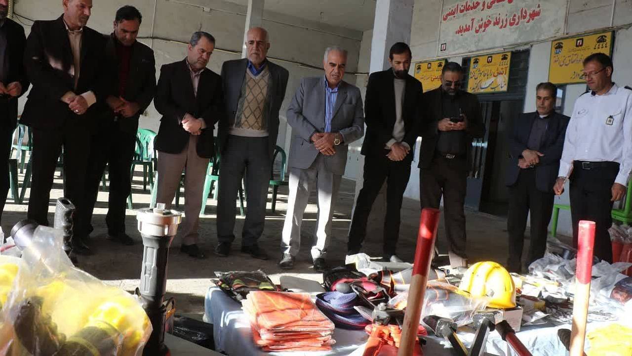 تحویل بیش از ۱۲ میلیارد ریال تجهیزات به آتش نشانی زرند