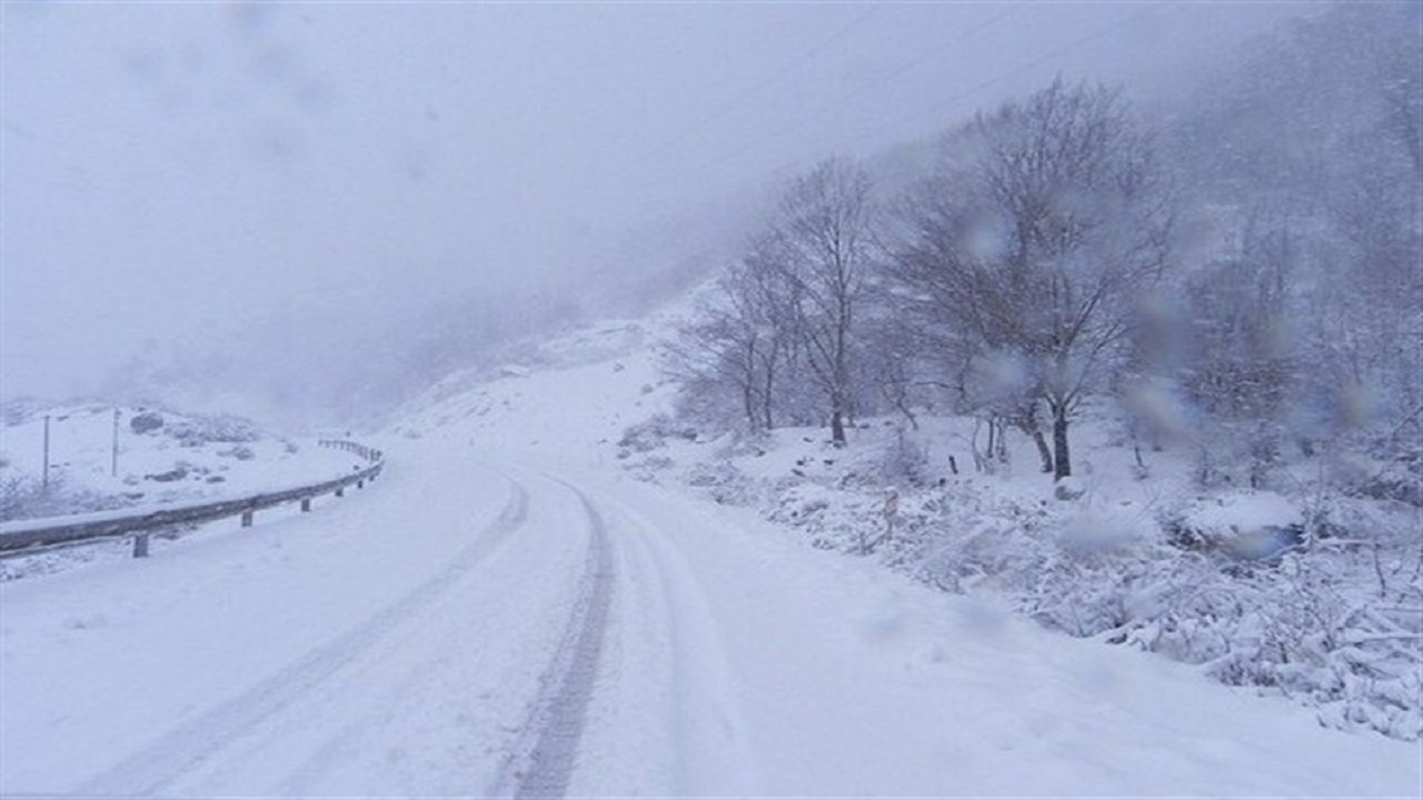بازگشایی راه های روستایی مسدود شده بر اثر برف در استان گلستان