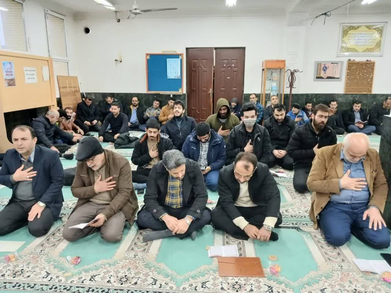 زمزمه دعای زیارت عاشورا