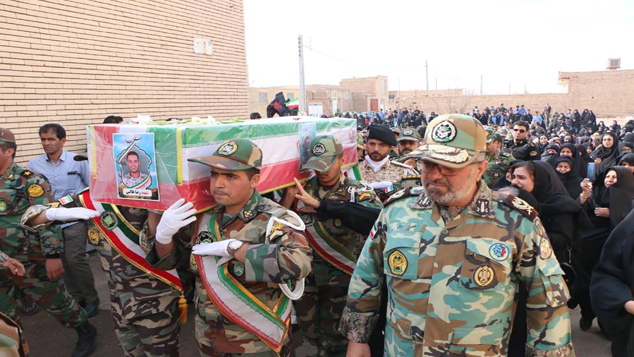 پیکر سربازان  جانباخته حادثه پادگان کرمان در رفسنجان و زرند تشییع شدند+ تصاویر