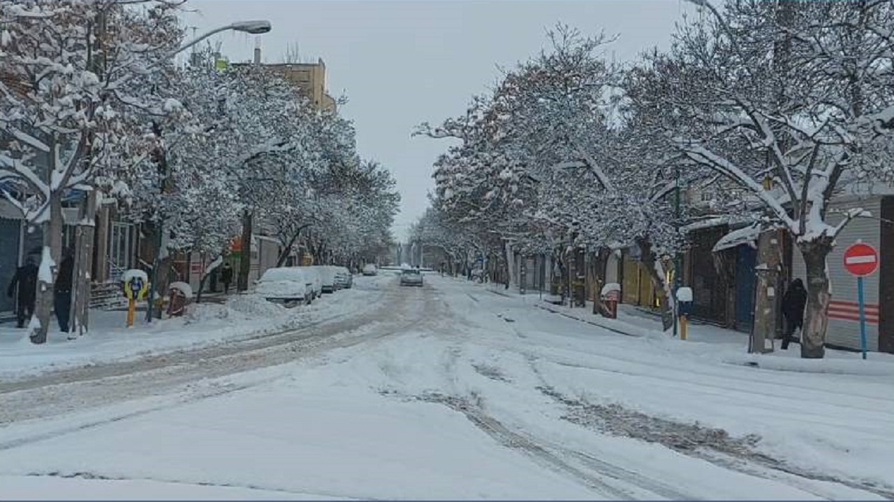 بارش برف معابر شهرستان اهر را به رنگ سفید درآورد + فیلم