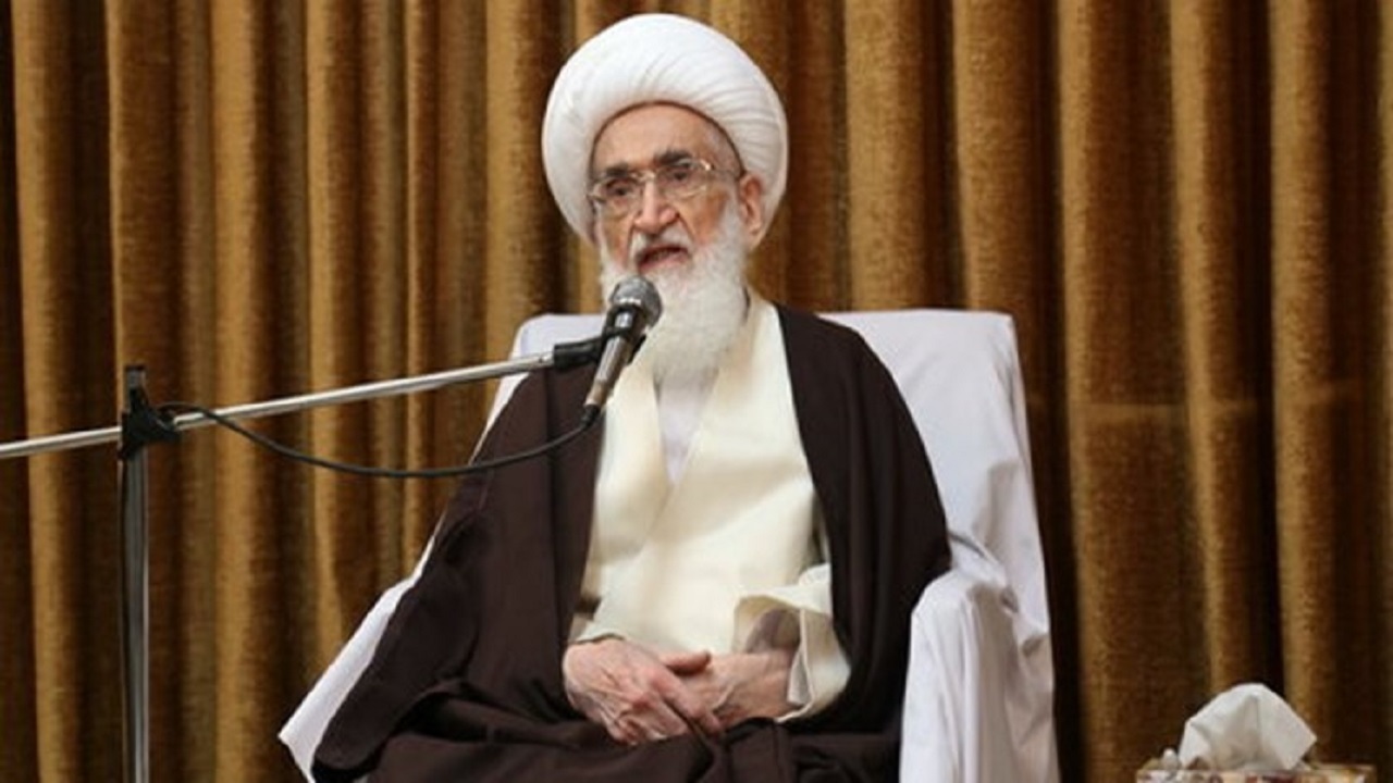 آیت‌الله نوری همدانی:  در موضوع حجاب مکرر تذکر دادیم