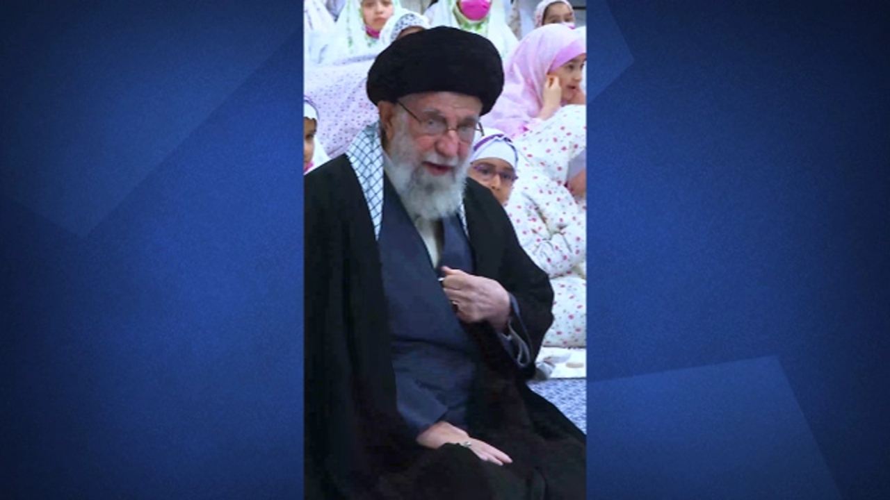 دیدار صمیمی رهبر انقلاب با دختران شهدا + فیلم