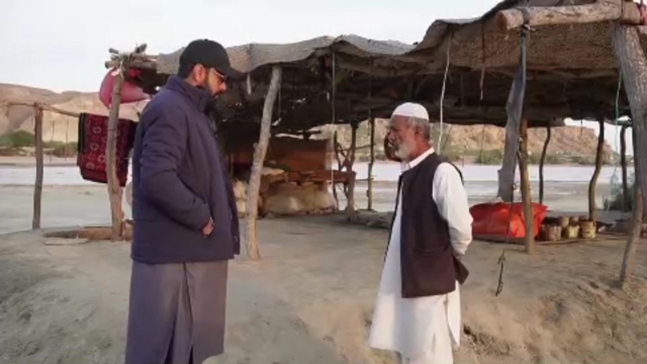 تسلط حیرت‌انگیز یک دست‌فروش ایرانی در چابهار به ۱۵ زبان!