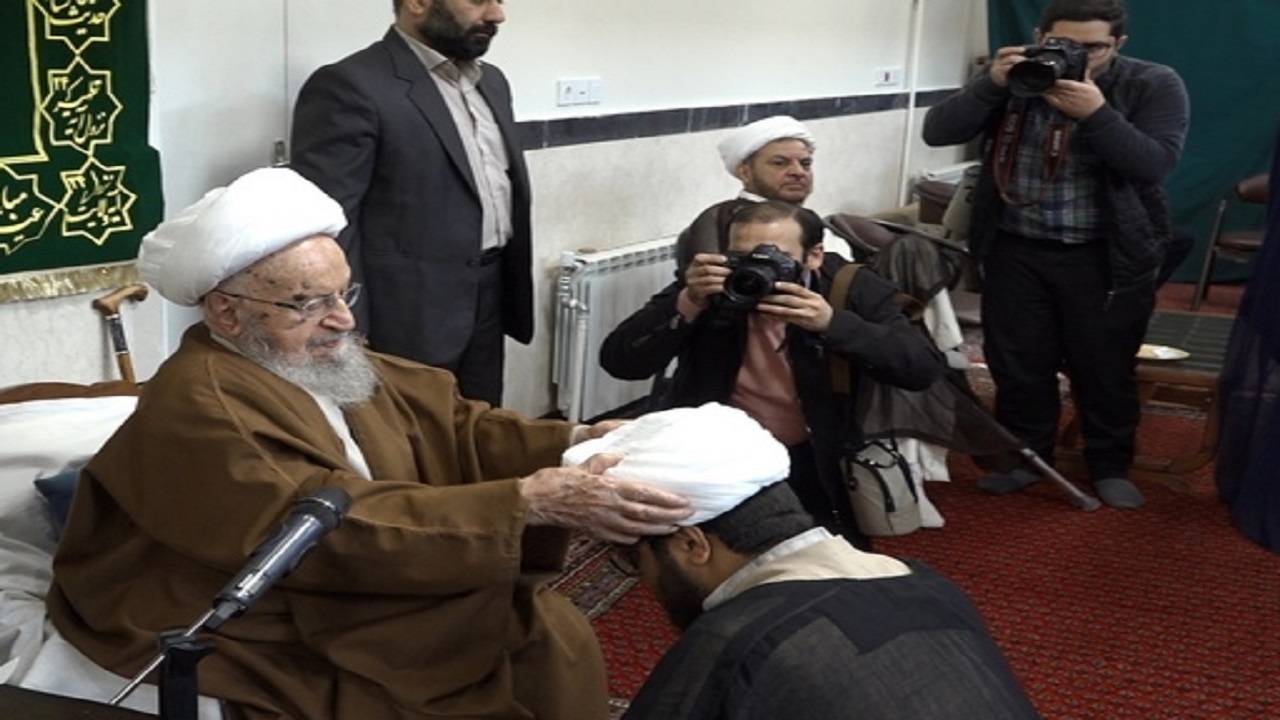 عمامه گذاری طلاب جوان به دست مراجع تقلید در قم