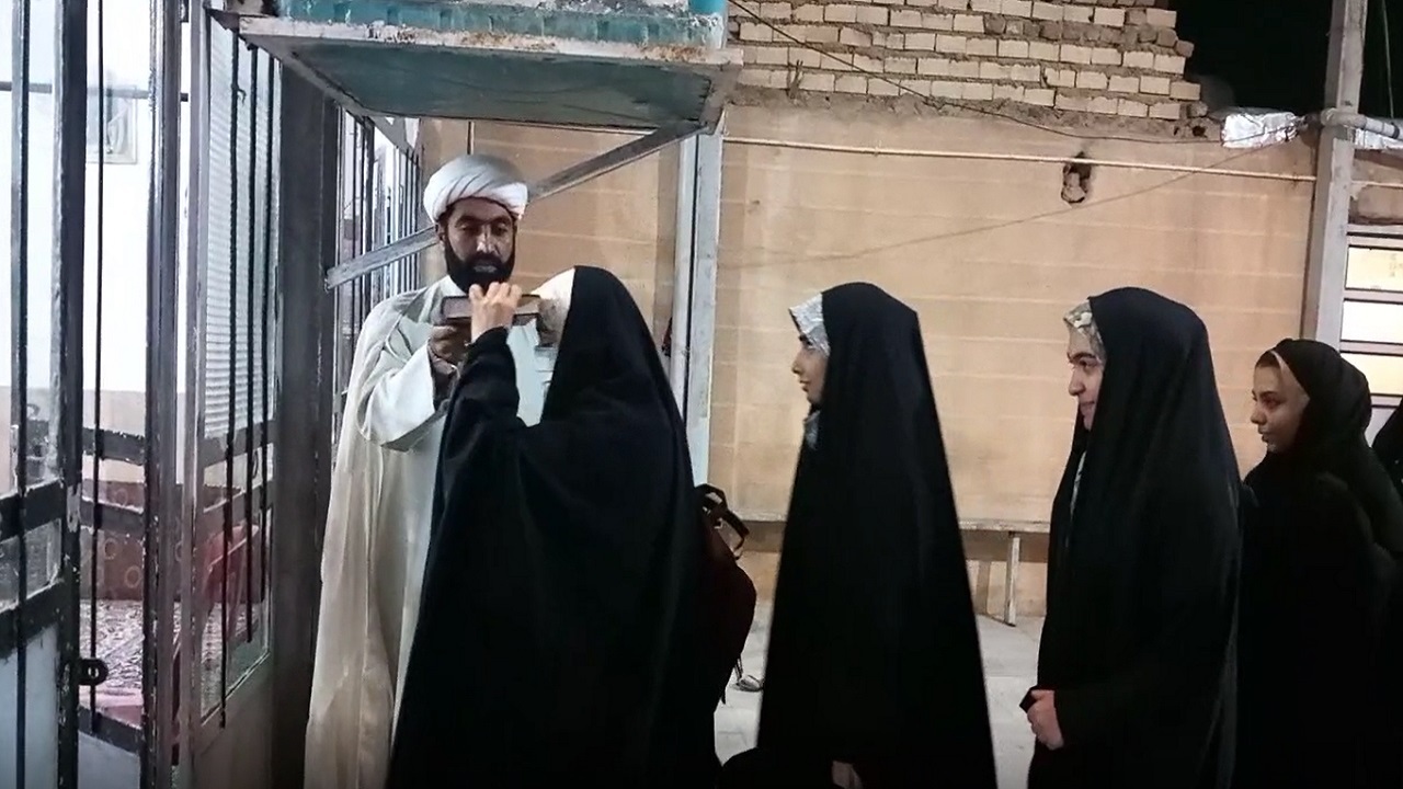 لحظه ورود معتکفین به مسجد در روستای سردارآباد خرم آباد + فیلم