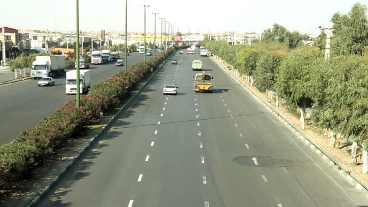 اجرای بهسازی فضای سبز بلوار شهید خداکرم قم