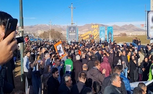 سقز سیاه پوش قهرمانش شد + تصاویر