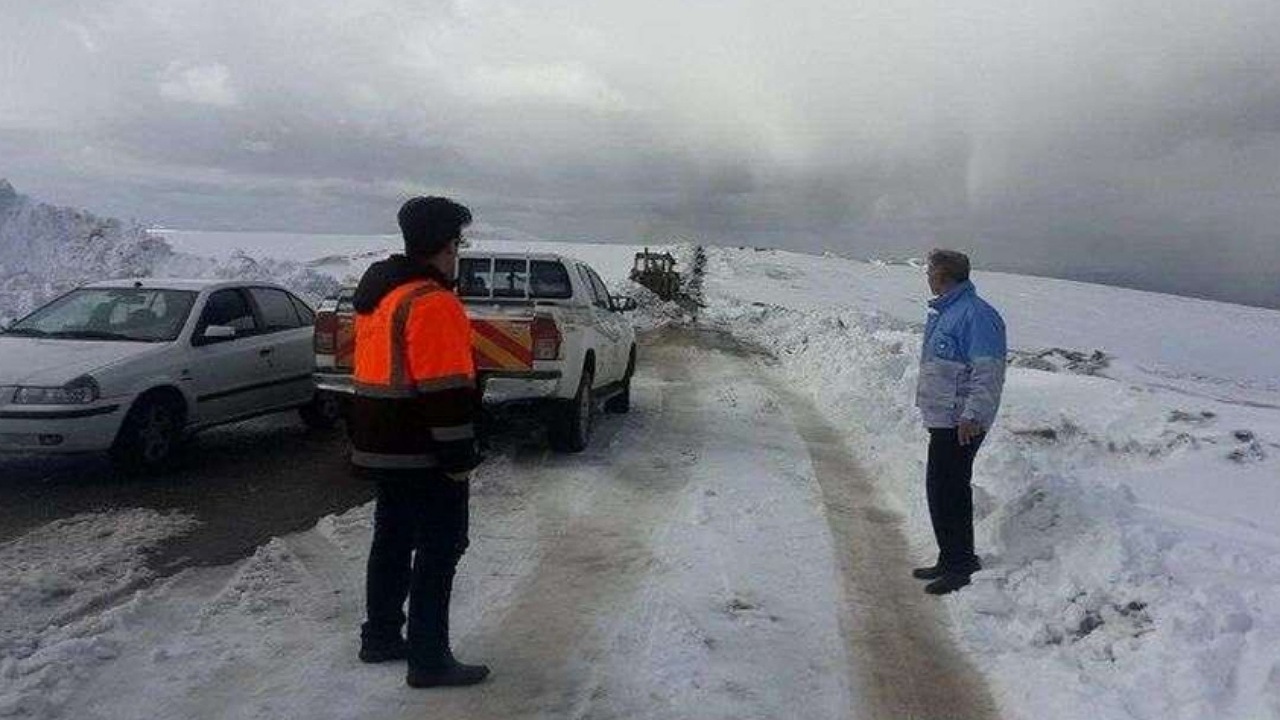 مسافران از سفرهای غیرضروری در محورهای برف‌گیر خودداری کنند