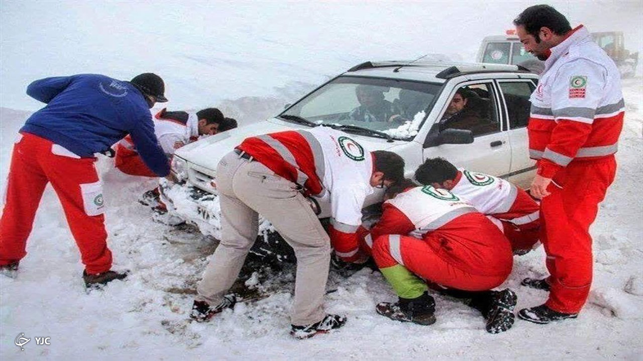 نجات ۵۰ خودروی گرفتار در برف گردنه چری