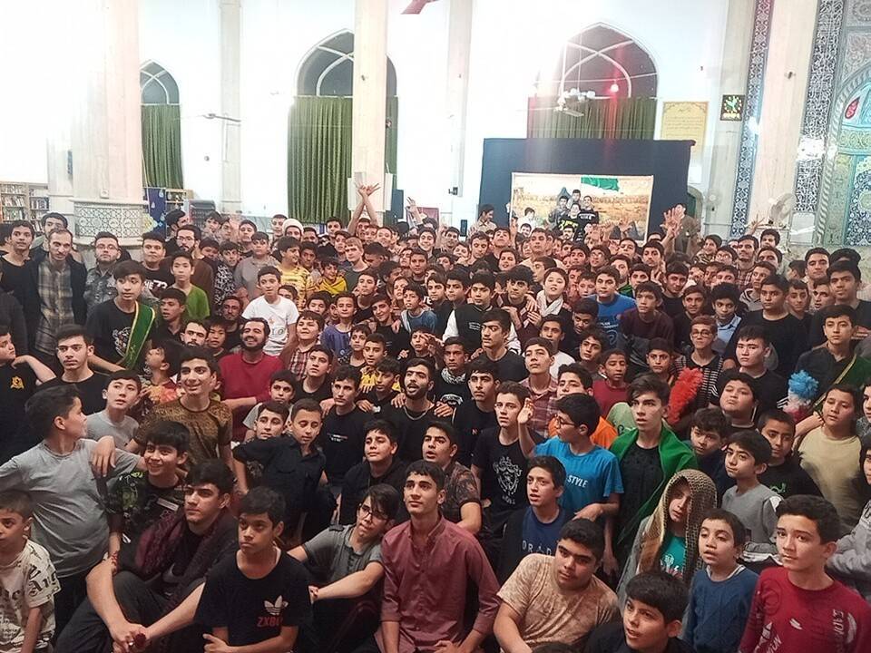اجتماع دانش آموزان در مراسم اعتکاف