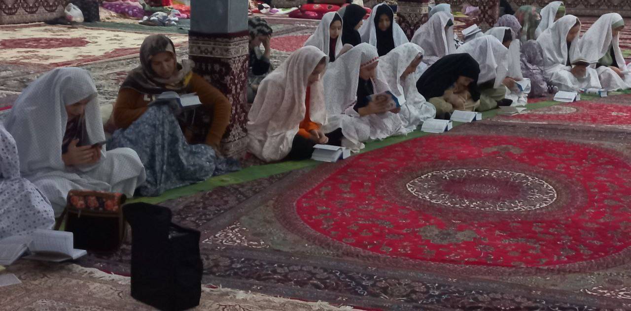 قرائت دعا و قرآن توسط خواهران