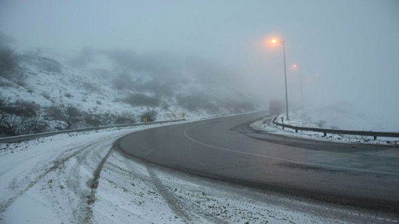 مه غلیظ وسعت دید رانندگان را در گردنه اسدآباد کاهش داد