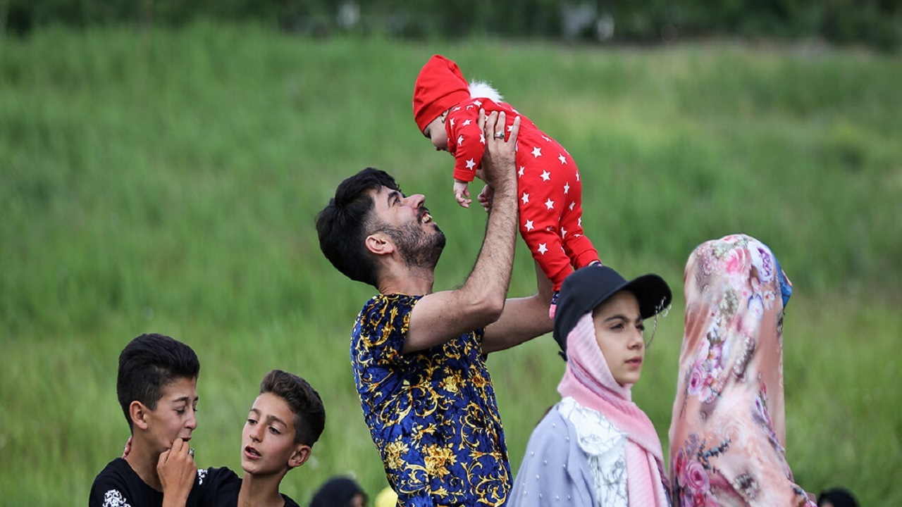جلوگیری از مهاجرت جوانان با ارائه تسهیلات/ لزوم ترغیب به فرزندآوری