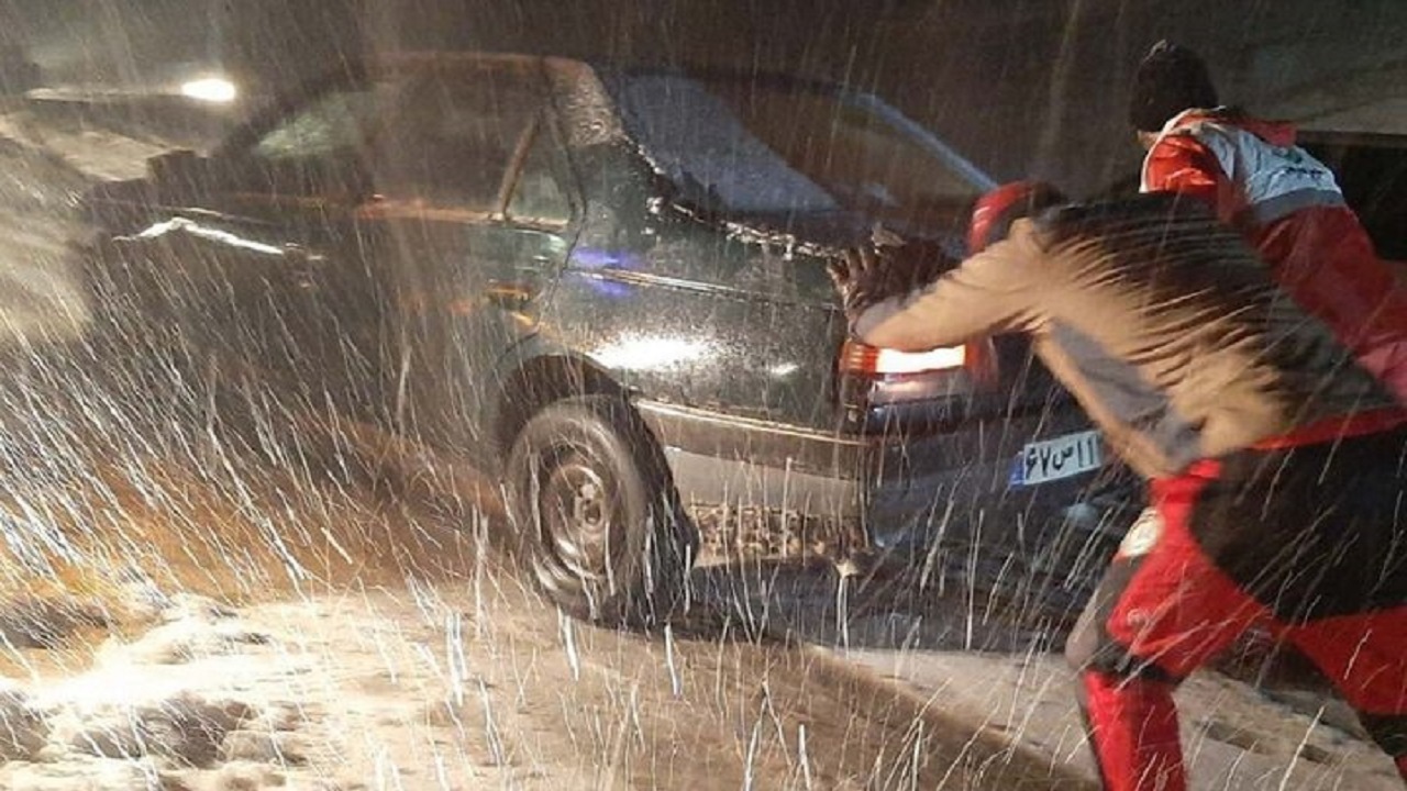 امدادرسانی هلال احمر به ۳۹۶ فرد گرفتار شده در برف