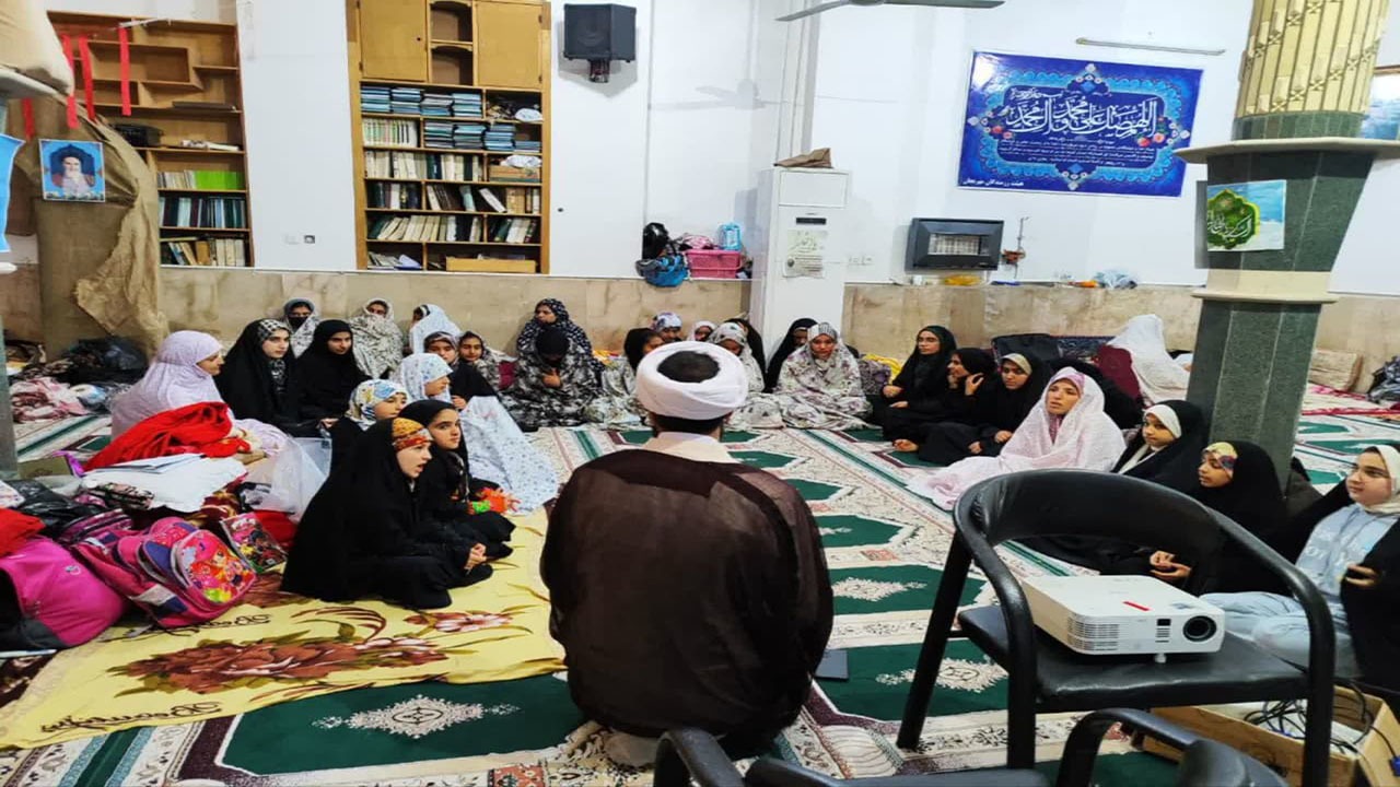 حضور ۴۰۰ نفر از بانوان بسیجی کازرون در اعتکاف
