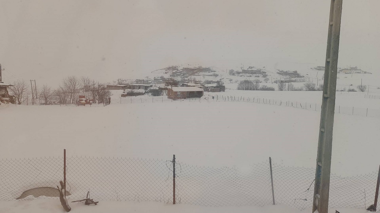 جلوه گری زمستان در روستای دمیرچی با بارش برف + فیلم