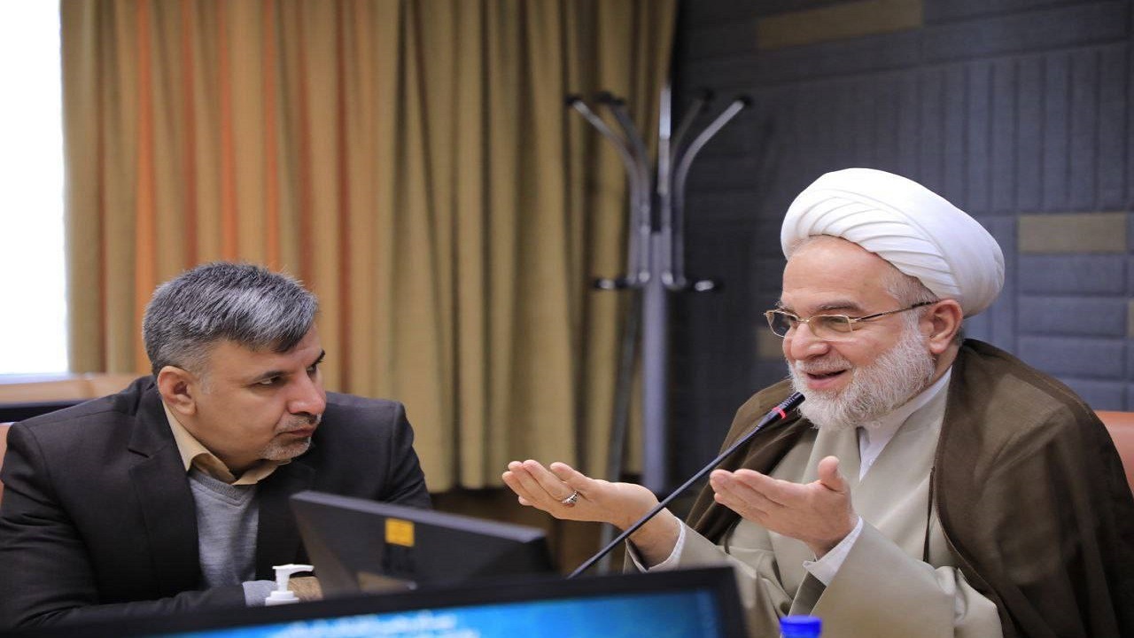توجه به معنویت از مشکلات جامعه می کاهد