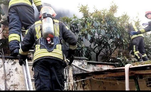 مهار آتش سوزی یک خانه ویلایی در رشت