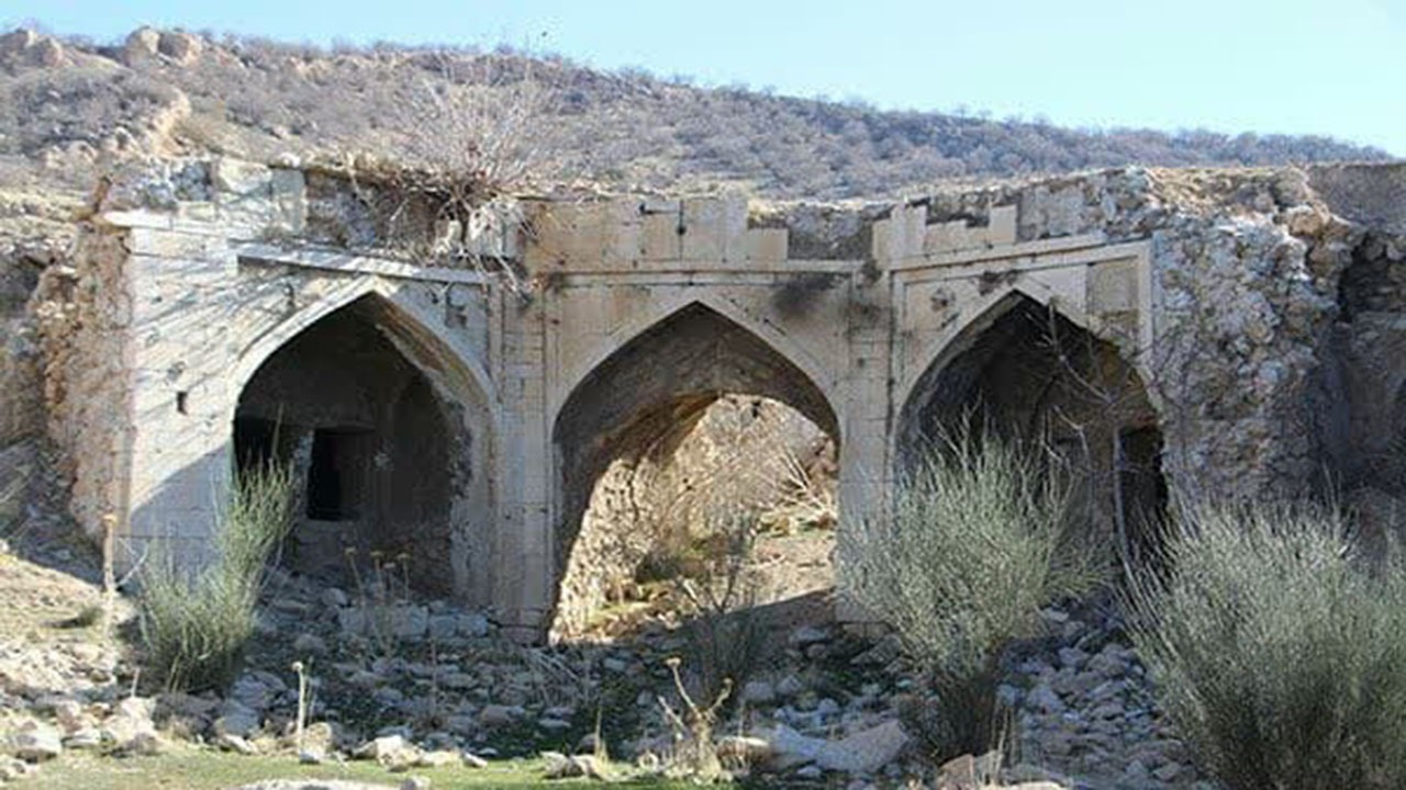 کاروانسرای میان کتل کازرون در گیر و دار‌های اداری آرام می‌میرد + تصاویر