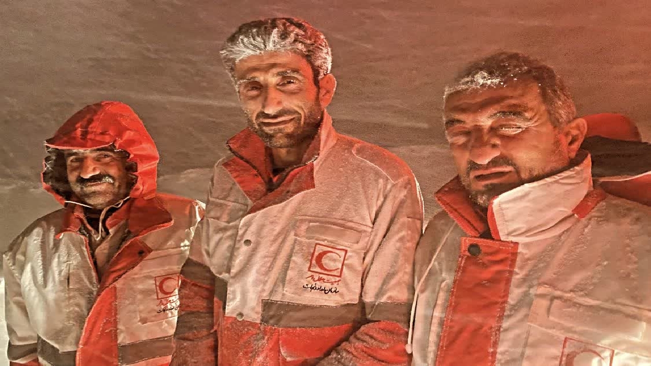 تصاویر یخ زدن نجاتگران و آمبولانس جمعیت هلال احمر کوهرنگ هنگام امداد رسانی