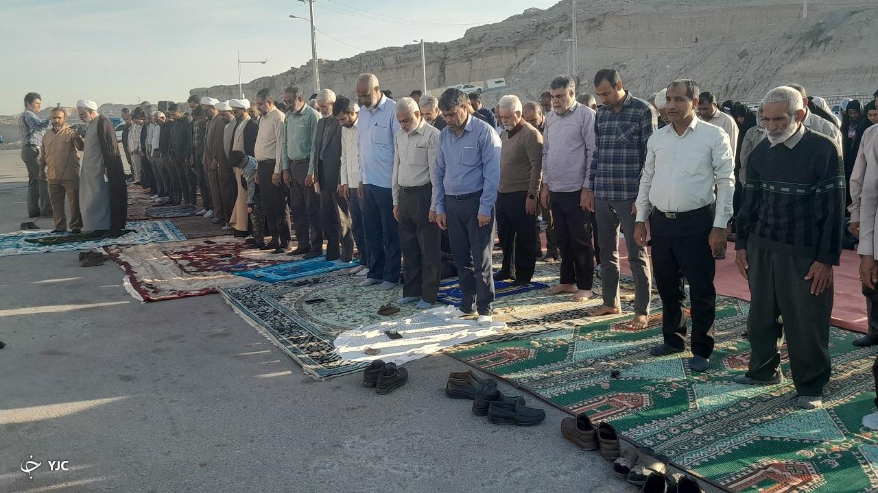 اقامه نماز طلب باران در بندرعباس + عکس و فیلم