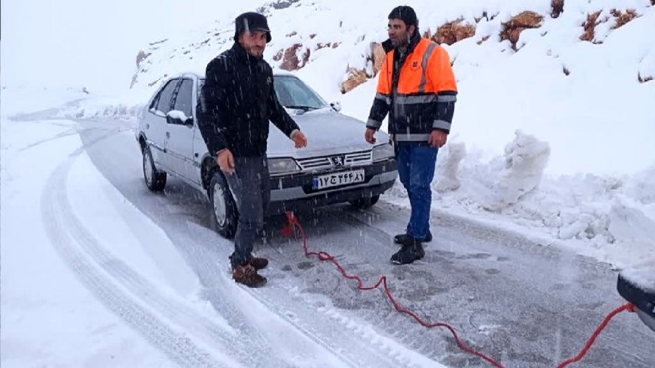 رهاسازی ۶۲۸ خودرو گرفتار در برف در کردستان