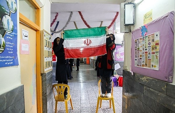 آذین بندی مدارس در دهه فجر