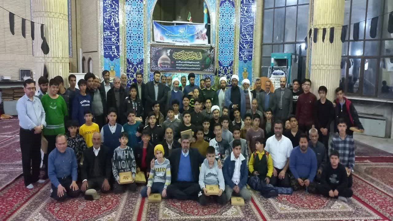 گوشه‌هایی از حس و حال معتکفین در صالح آباد + فیلم و تصاویر