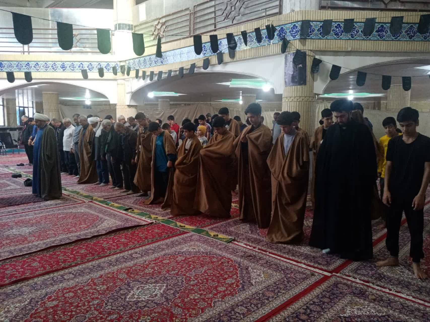 صف نمازگزاران در مراسم اعتکاف