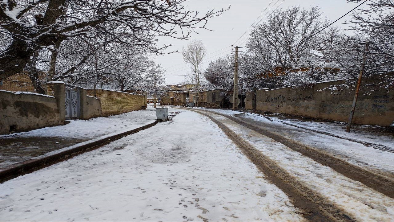 نمایی از بارش برف و طبیعت زمستانی در روستای توآباد