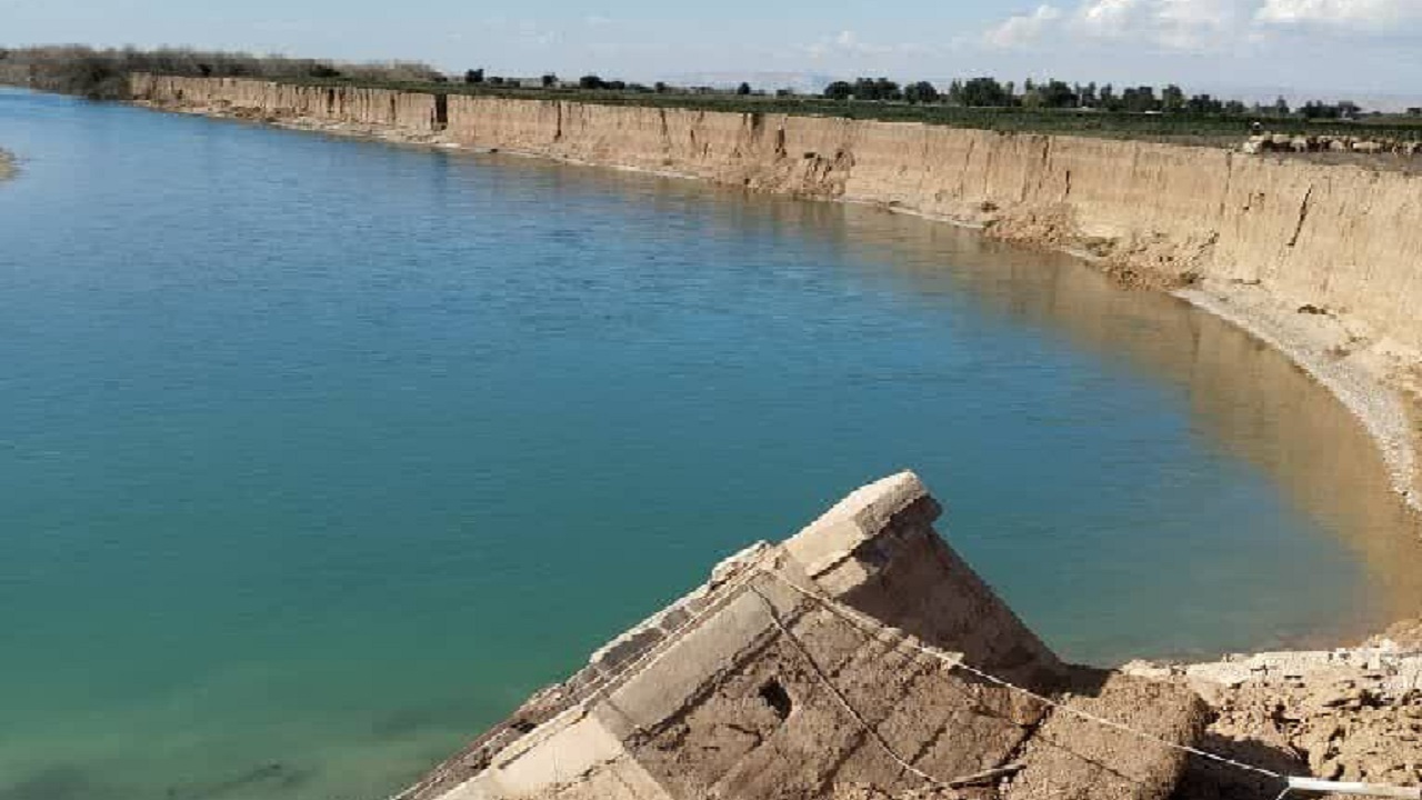 ریزش قسمتی از تاسیسات آب شرب روستای دهلران و شهرک محمدی گتوند به داخل رودخانه