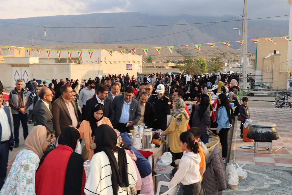 حضور مردم و مسئولان در جشنواره غذاهای محلی حضور مردم و مسئولان در جشنواره غذاهای محلی