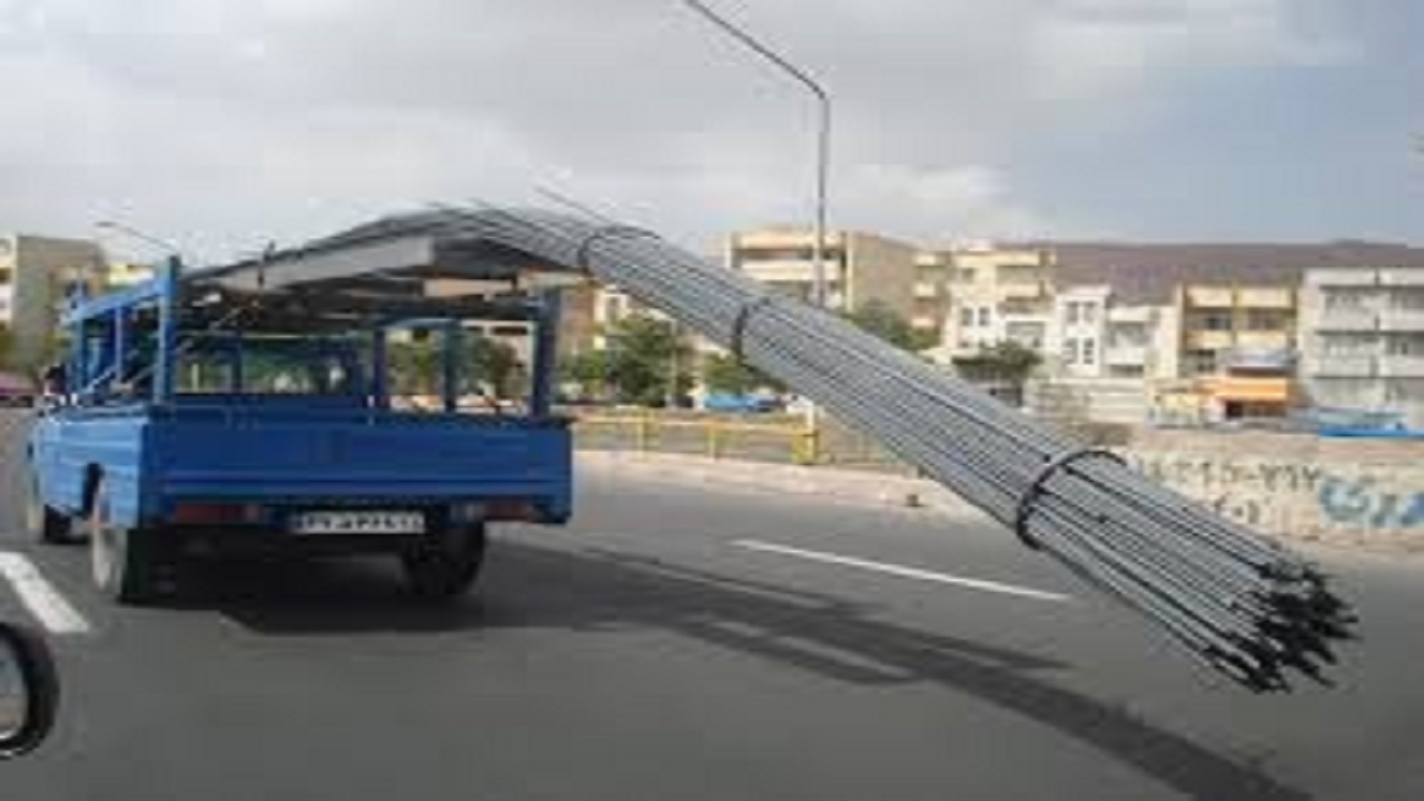 تصاویری از جابجایی خطرناک تجهیزات سنگین ساختمانی در مشهد
