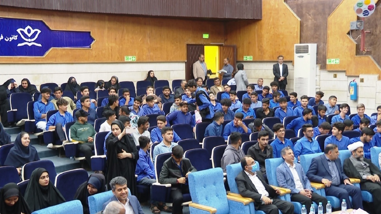 برگزاری جشن تکلیف سیاسی رای اولی‌ها در بندرعباس + فیلم