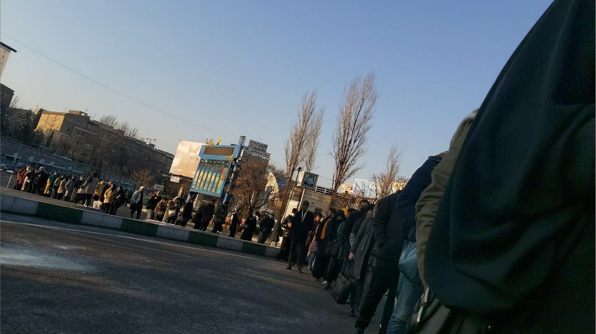 ازدحام جمعیت در ایستگاه تاکسی میدان صنعت به میدان کاج
