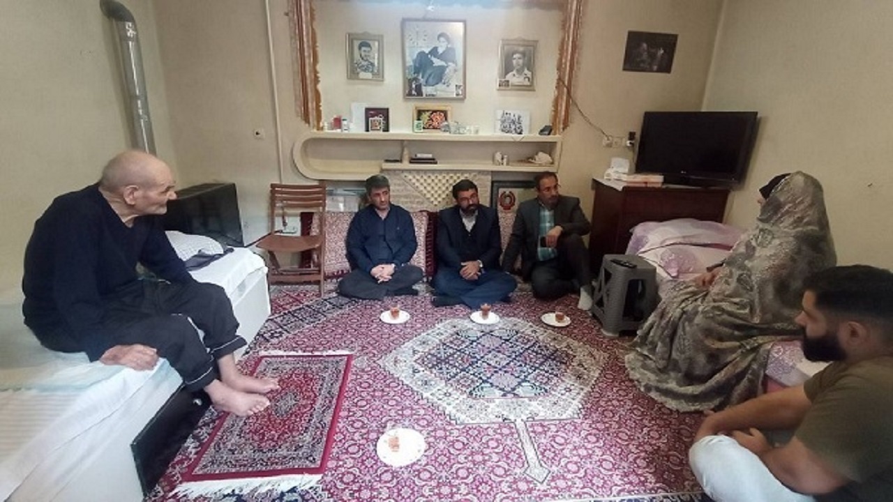 دیدار قائم مقام کمیته امداد استان تهران با خانواده بسیجی دانش‌آموز شهید