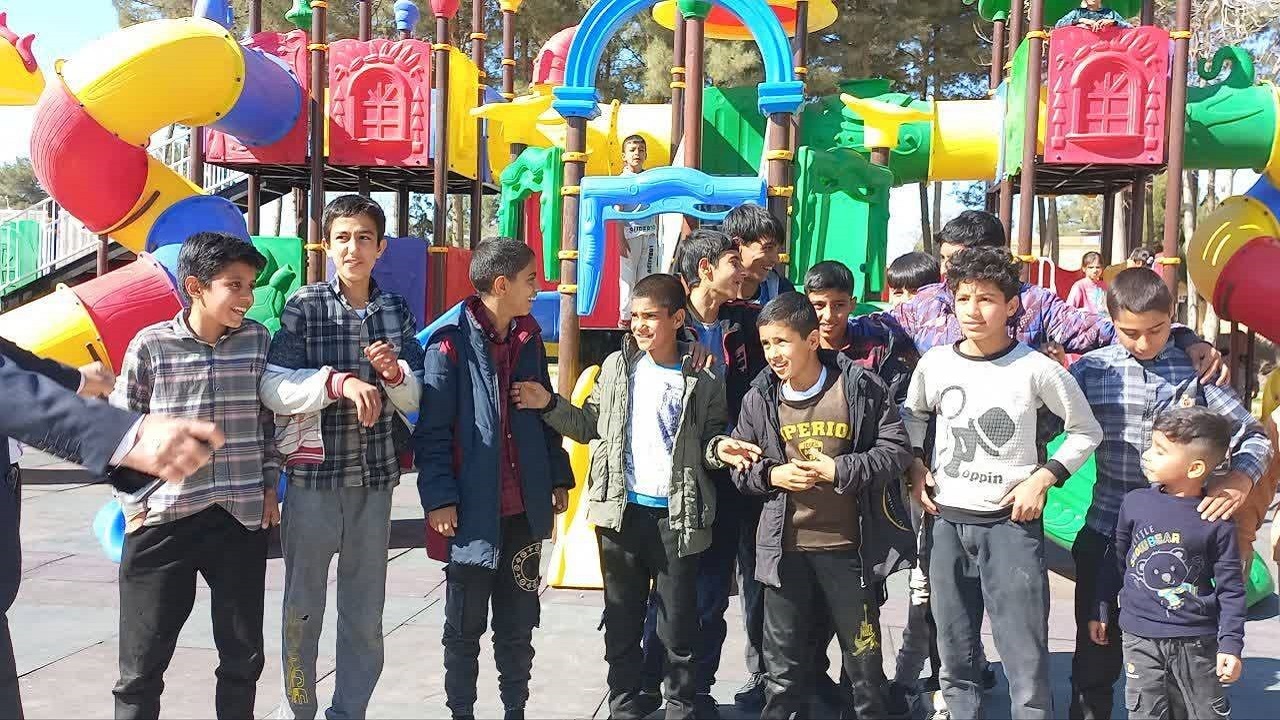 شادی کودکان صالح آبادی از افتتاح اولین مجموعه بازی دو طبقه بزرگ پلی اتیلنی + فیلم و تصاویر