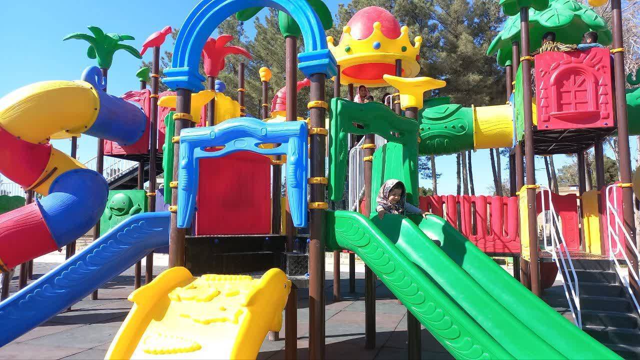 شادی کودکان صالح آبادی از افتتاح اولین مجموعه بازی دو طبقه بزرگ پلی اتلینی