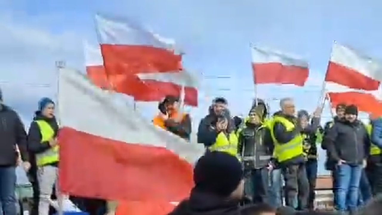 لجبازی کشاورزان لهستانی با دولت + فیلم