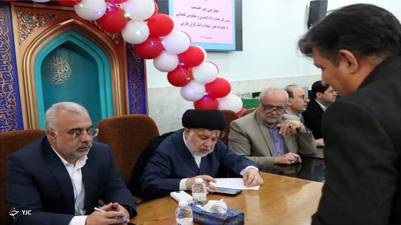 مراجعان نباید در راهرو‌های ادارات و پشت در اتاق مسئولان سرگردان بمانند