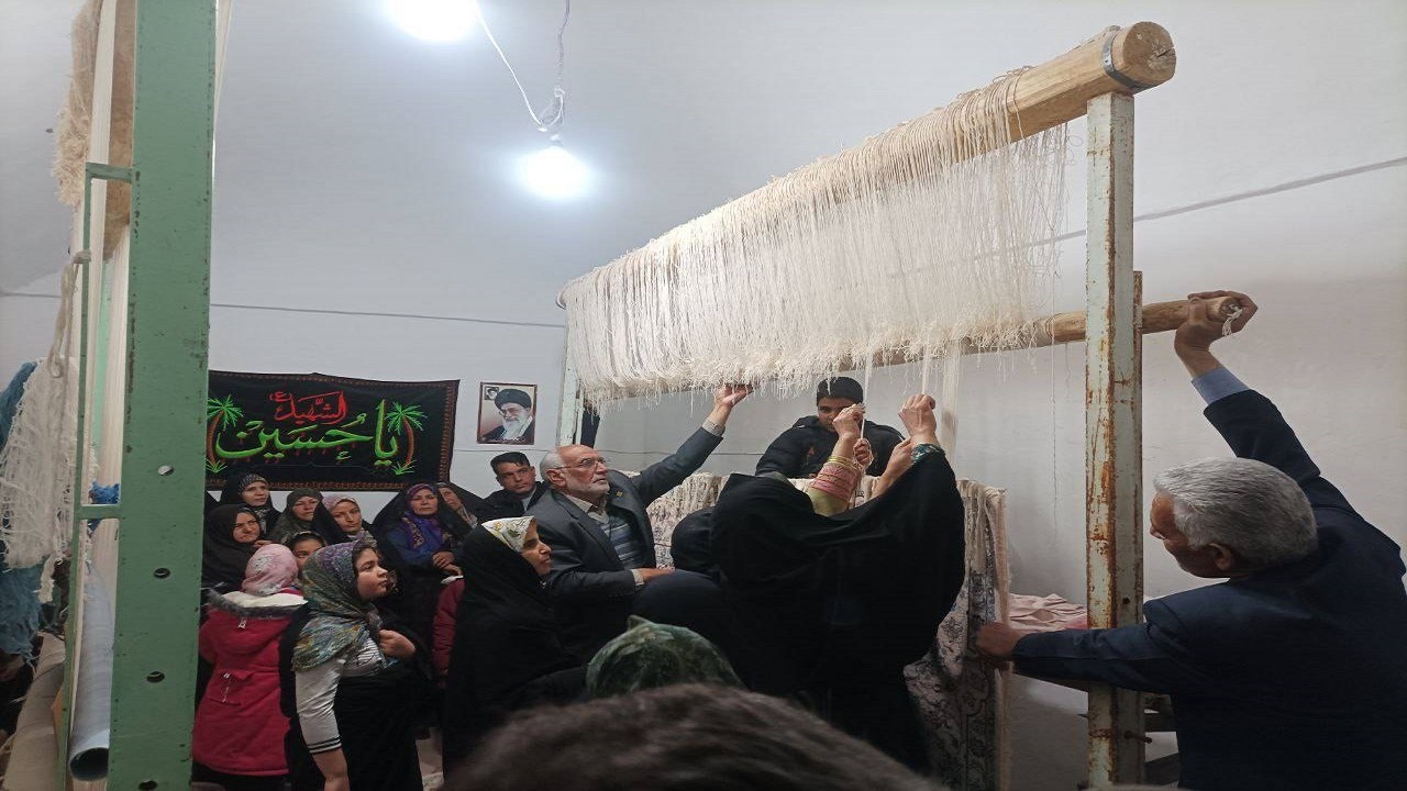 مراسم برش فرش اهدایی اهالی روستای ده محمد به عتبات عالیات + فیلم و تصاویر