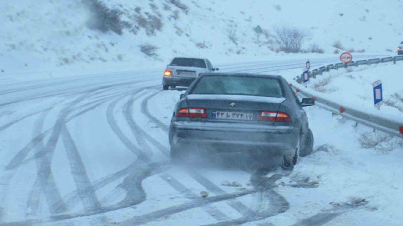 تمام راه‌های روستاهای استان یزد بعلت بارش برف مسدود است