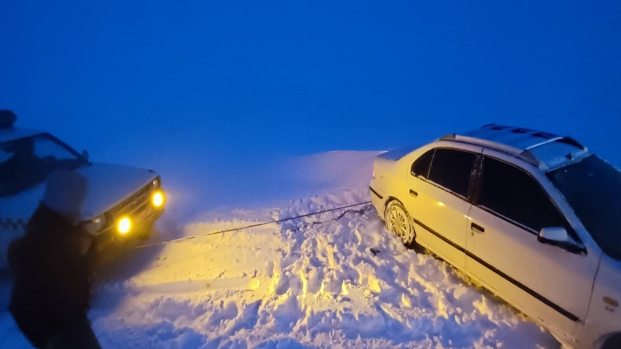 کمک رسانی راهداران گلستان به ۴۶ خودروی گرفتار در برف