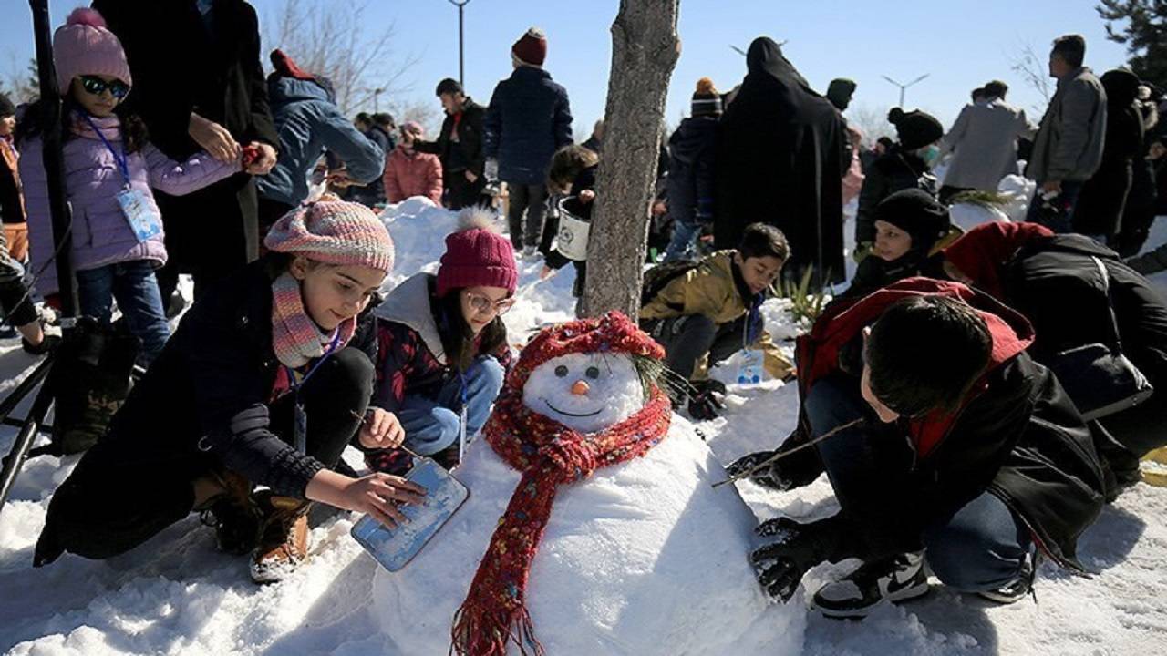 شادمانی کودکان آران و بیدگلی با ساخت آدم برفی در کنار آدم برفی‌ها + فیلم