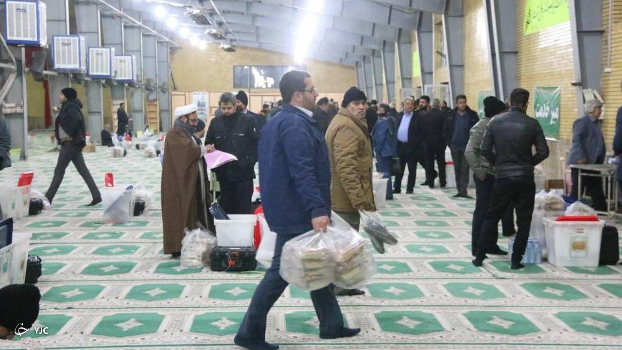 صندوق‌های رأی در رفسنجان در حال توزیع هستند