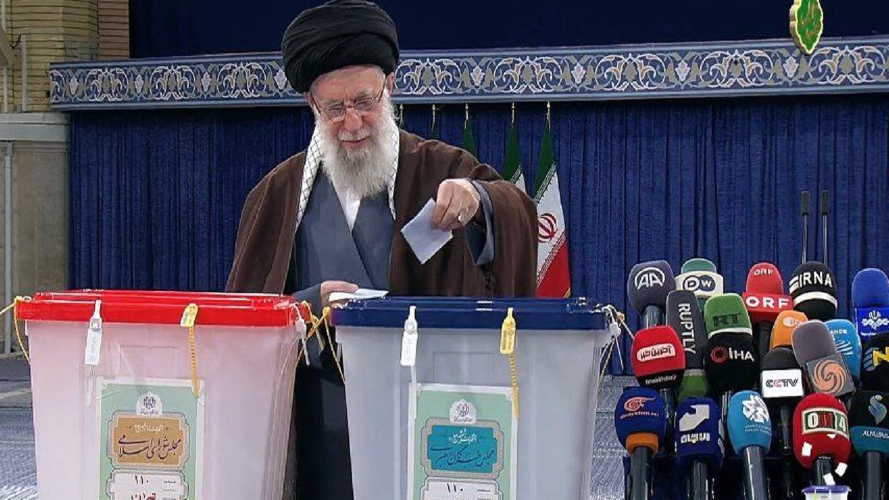 رهبر انقلاب آرای خود را به صندوق رای انداختند