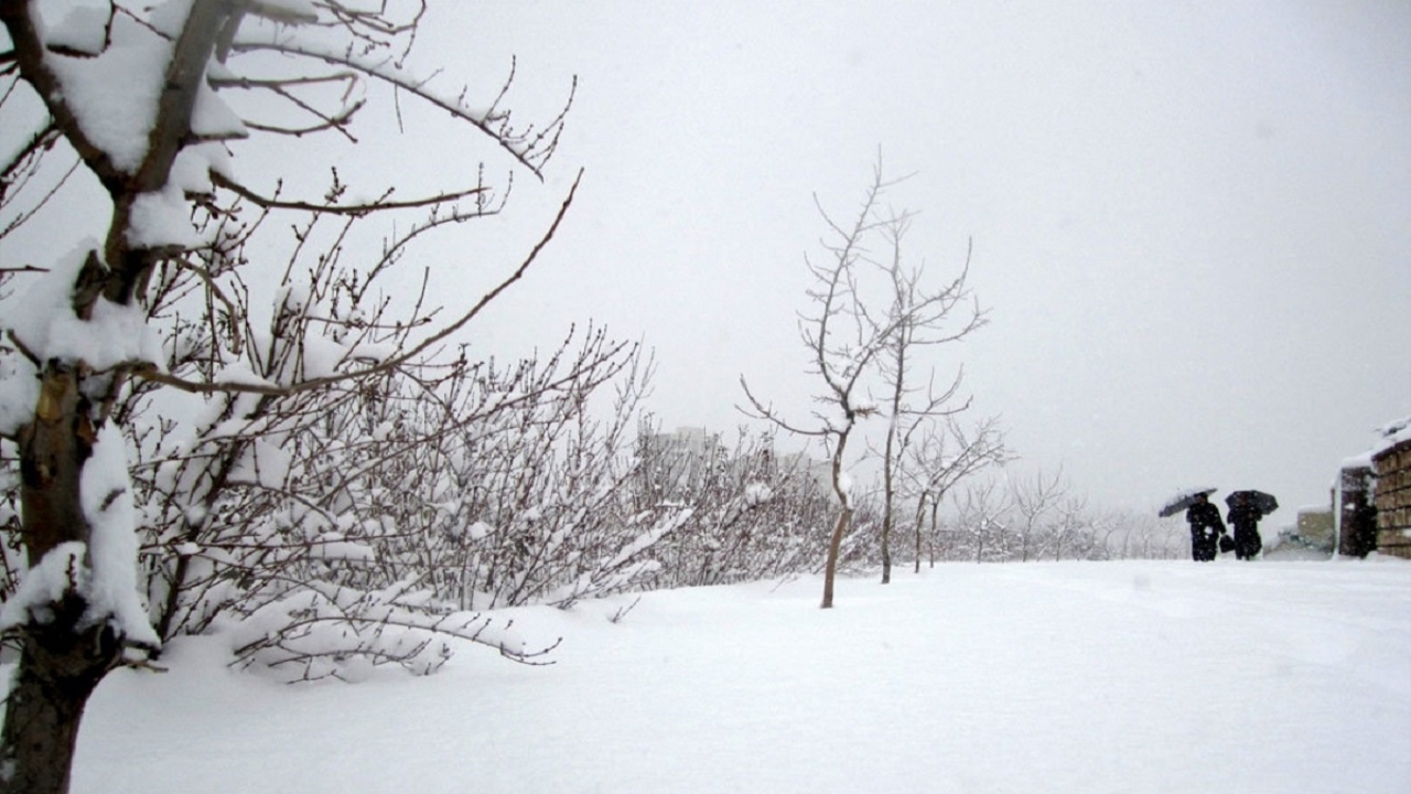 نمایی از بارش برف زمستانی در روستای سورند زیرکوه