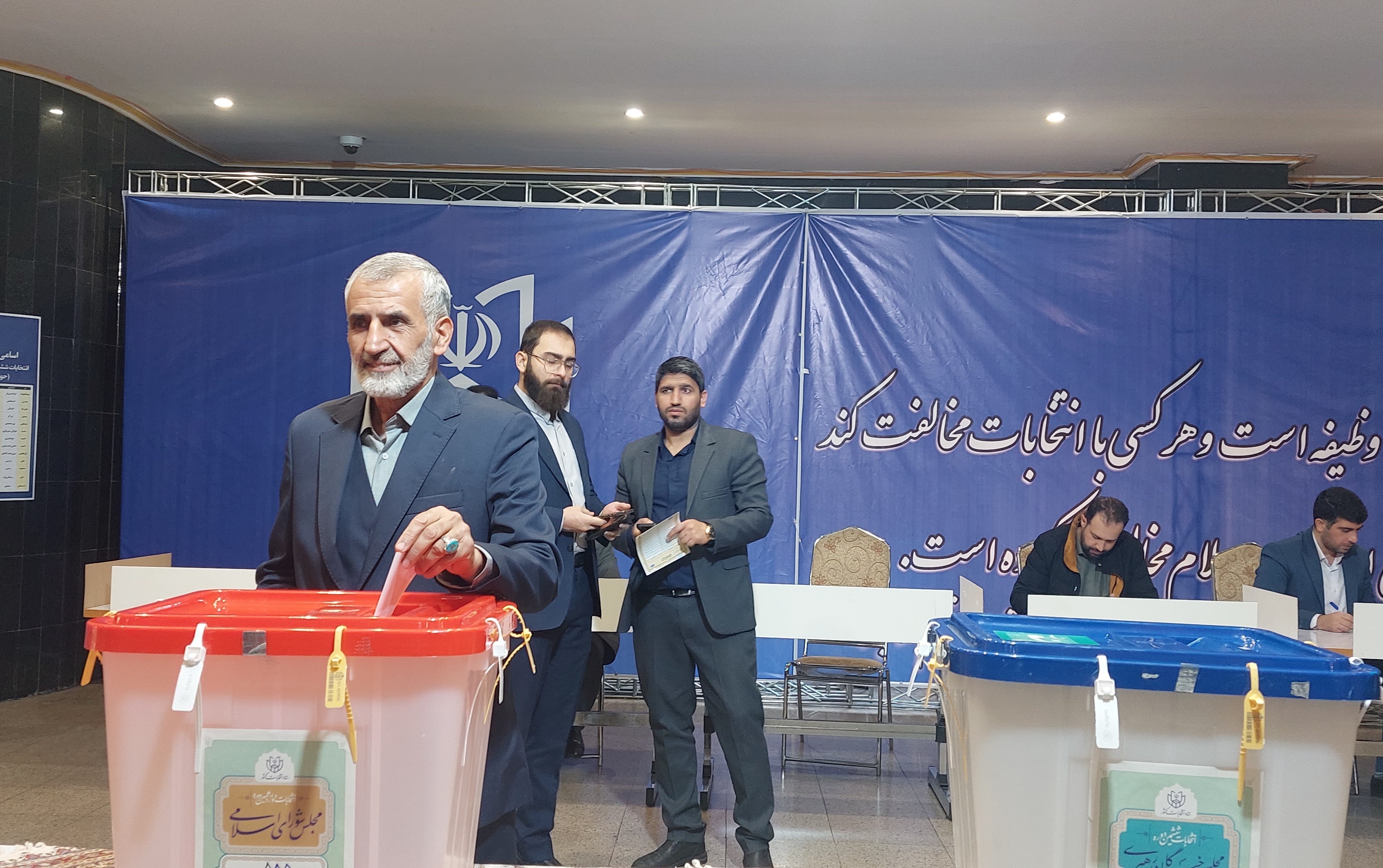 معاون امنیتی وزیر کشور رای خود را به صندوق انداخت